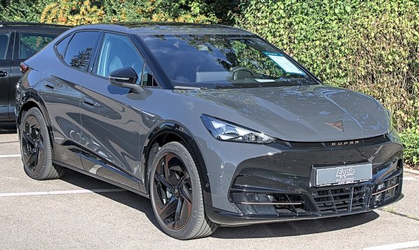 Cupra Tavascan е електрическо SUV купе, характеризиращо се с яка спортна линия. Колата е дълга 464 см, широка 186 и висока 160 см. Има междуосие от 276 см и багажник с вместимост 540 литра.

Tavascan споделя същата технологична платформа с Volkswagen ID.4 и Skoda Enyaq Coupé. Предлагат се две версии. Първата е с ново поколение заден двигател с 286 коня, както и VZ с два мотора за общо 340 к.с.,  като ускорява от 0-100 километра за 5,6 секунди. Батерията е една и съща с 77 kWh и за двете версии. На книга трябва да гарантира максимален пробег от 520 км за версията със задвижване на четирите колела и 550 км за само задните.

Автомобилът получи пет звезди, постигайки отлични резултати във всички области. 

• Защита за възрастни: 89%  Резултатът за защита на водача и пътниците е отличен. Въздушните възглавници и предпазните колани със системи за предварително обтягане са ефективни, въпреки че гърдите на водача са леко уязвими при някои специфични тестове. Защитата срещу камшичен удар също е добра, благодарение на добре проектираните седалки и облегалки за глава. 

• Защита от деца: 86%. Тестовете показват отлична защита при всякакви удари. Колата позволява да инсталирате детски седалки съвсем просто, а също така има детектор, който предупреждава, ако в колата е оставен малчуган. 

• Уязвими участници: 80% . Защитата за пешеходци и велосипедисти е добра благодарение на активния капак, който намалява щетите в случай на удар. Няма система за заключване, за да се избегнат удари, причинени от случайно отваряне на врата, когато идва велосипедист.

• Помощ при шофиране: 79%.  Автономното аварийно спиране, поддържането на лентата и разпознаването на сънливост на водача са ефективни, въпреки че асистентът за внимание може да бъде подобрен. Има и системата eCall, която в случай на инцидент уведомява службите за спешна помощ.

